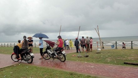 Phat hien mot phu nu guc chet tren bo ke hinh anh