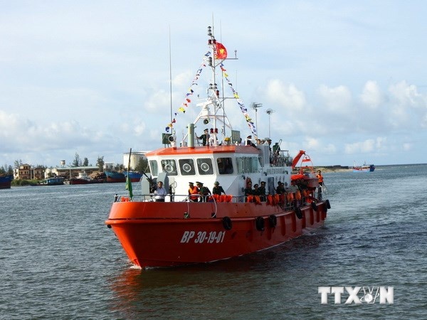 Trang bi tau tuan tra day du vu khi cho bien phong Quang Tri hinh anh