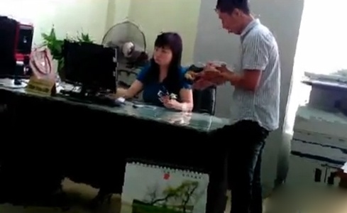 Video can bo Bo Cong thuong nhan tien lot tay cong khai? hinh anh