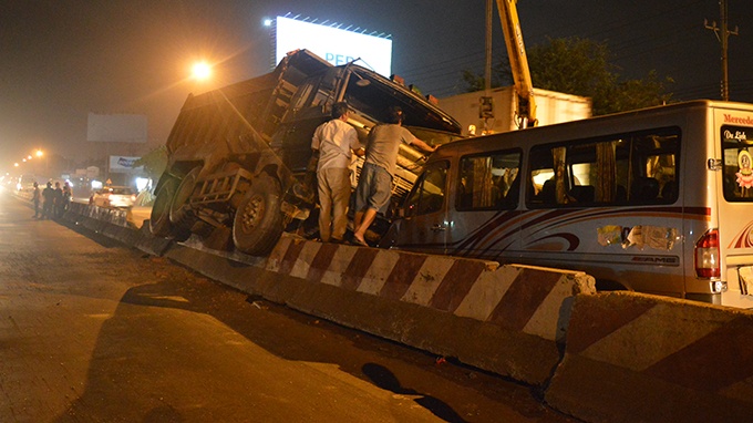 Xe ben chom len dai phan cach roi de bep xe khach hinh anh