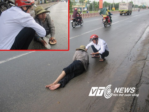  Đối tượng được HLV dạy phải lăn lê, bò lết trên đường trông tội nghiệp, người đi đường thấy vậy ghé đến mua vé số, cho thêm tiền. 