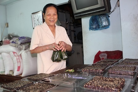 Hàng ngày, bà Nguyễn Thị Mai mưu sinh bằng bán bánh gò và xôi vị. 