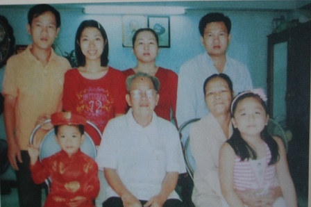 Vợ chồng bà Nguyễn Thị Mai và ông Mười Kiều đang sống rất hạnh phúc bên các con và các cháu nội.