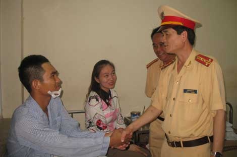 Đại tá Trần Sơn Hà, Cục trưởng Cục CSGT đường bộ - đường sắt thăm hỏi, động viên Thiếu úy Võ Minh Hiếu.