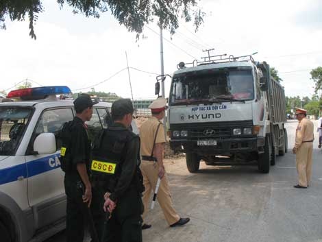 CSGT Phú Thọ kiểm tra xe quá tải trên Quốc lộ 2.