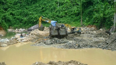 Máy đào được chủ bãi vàng đưa vào rừng để bạt núi. 