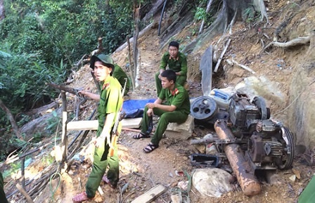 Công an huyện Hòa Vang đẩy đuổi vàng tặc. 