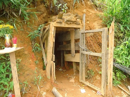 Một cửa hầm vàng ở Khe Đương. 