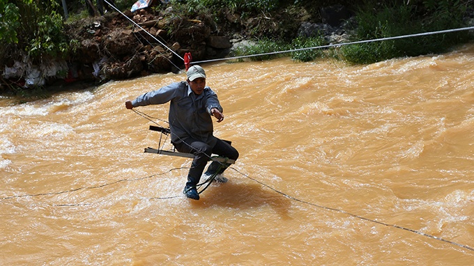 Nuoc dang cao, dan lieu minh du day qua suoi hinh anh