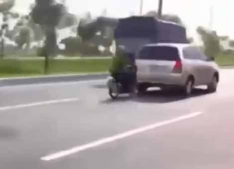 VTV: Clip nguoi dua xe trai phep lien tiep dam vao o to hinh anh