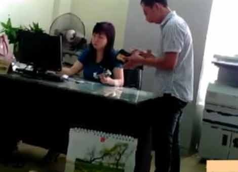 Tam dinh chi nu can bo trong clip nhan tien 'lot tay' hinh anh