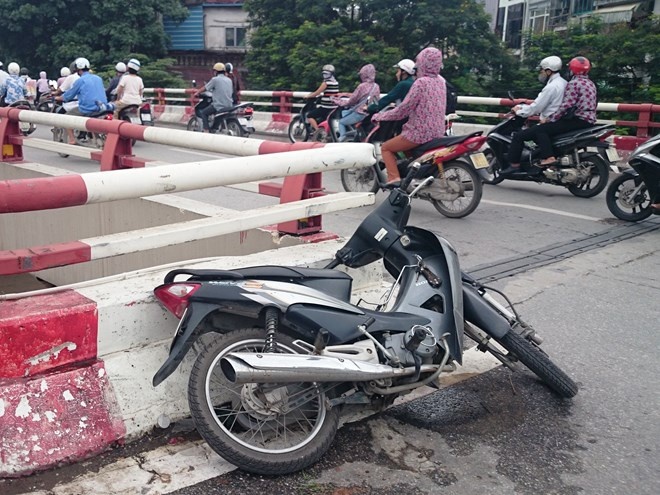 Dam vao lan can cau, co gai roi tu do cao 5 m hinh anh