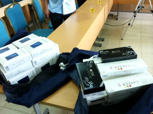 Tiep vien truong VNA xach tay 345 bao thuoc la cao cap hinh anh