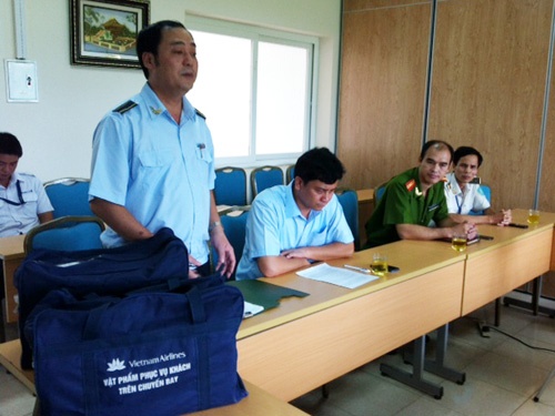 Hội đồng tiêu hủy số thuốc lá lậu do tiếp viên trưởng VNA xách về từ Hàn Quốc.