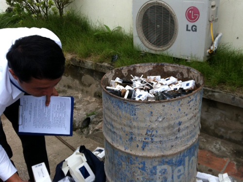 Tiến hành tiêu hủy số thuốc lá lậu do tiếp viên trưởng VNA xách về.