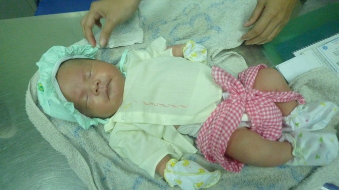 Be trai 10 ngay tuoi bi bo lan loc ben goc cay hinh anh