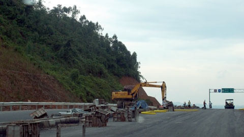Với cao tốc dài nhất Việt Nam này, người dân sẽ rút ngắn được thời gian đi từ Hà Nội đến Lào Cai chỉ còn 3,5 giờ thay vì 7 giờ trên tuyến QL70. 