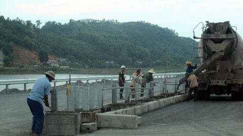 ông Nguyễn Văn Nhi - Phó TGĐ Tổng công ty Đầu tư phát triển đường cao tốc Việt Nam (VEC) cho biết: Hiện những mét thảm nhựa cuối cùng của hai gói thầu A4 và A5 tuyến cao tốc Nội Bài – Lào Cai đã được rải sắp xong, hai bên mặt đường và một sô hạng mục phụ trợ cũng đang được VEC thúc giục các nhà thầu khẩn trương hoàn thành.