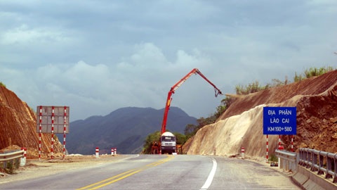  theo ông Nhi, trong khi tuyến đường cao tốc chưa thông xe, thì hàng ngày tại 2 gói thầu A4 và A5 xe quá tải vẫn “xé rào” đi vào.