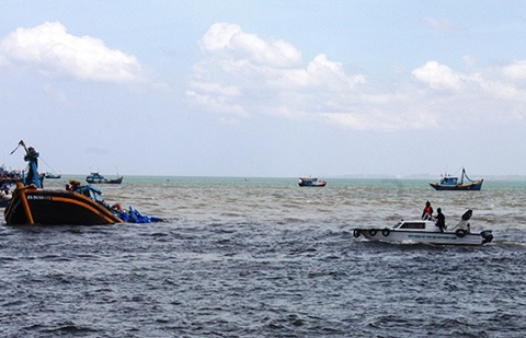 Tau 3.000 tan chim tren bien, 6 thuyen vien mat tich hinh anh