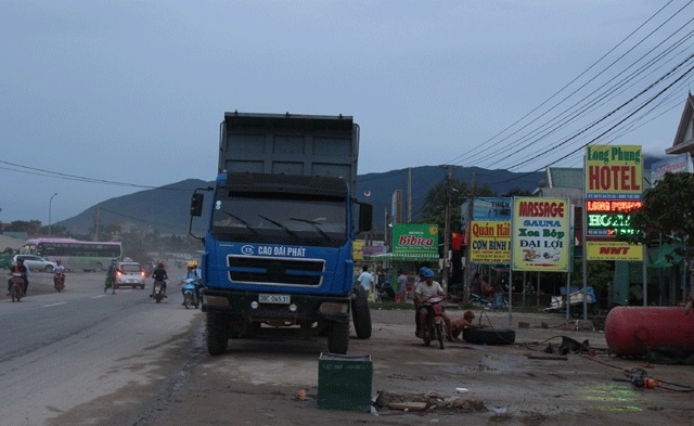Từ khi những công nhân nước ngoài đến làm việc, khách sạn, quán nhậu, hàng ăn, massage mọc lên đông đúc tại Khu kinh tế Vũng Áng (huyện Kỳ Anh, tỉnh Hà Tĩnh).