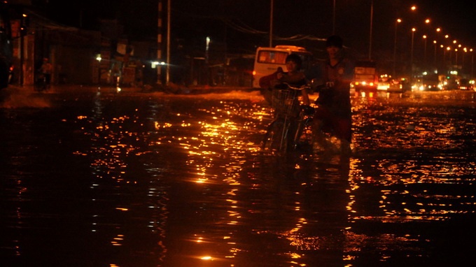 Trong nhiều giờ xe cộ tắc nghẽn hoặc chết máy. Nhiều hộ kinh doanh ở đây phải đóng cửa. 