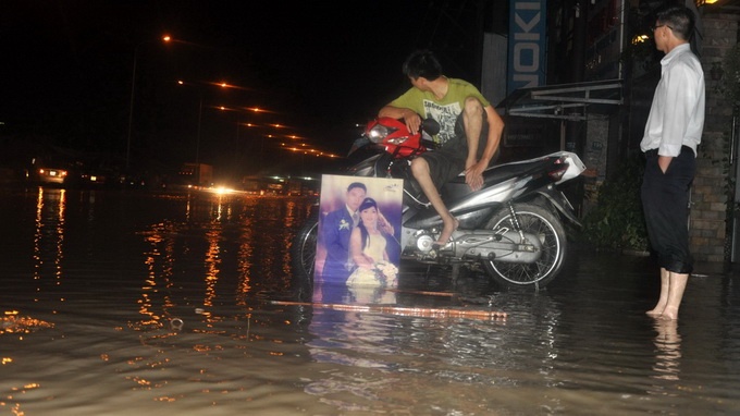 Mua lon keo dai, quoc lo 51 chim trong bien nuoc hinh anh