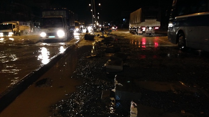 Nước chạy xiết, dâng cao sát chân cầu Đen, phường Long Bình Tân.