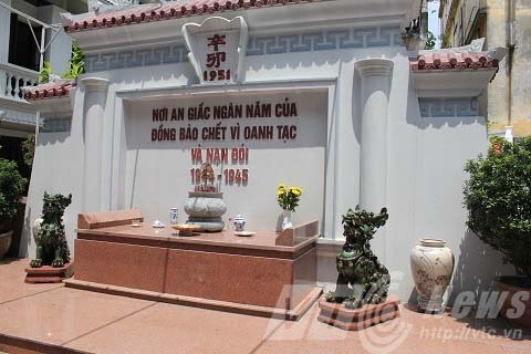 Dưới tấm bia này là xương cốt của hàng vạn đồng bào trong nạn đói Ất Dậu.