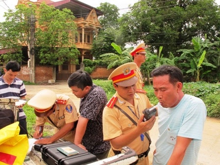 Người vi phạm giao thông phải trả chi phí xét nghiệm nồng độ cồn trong máu.