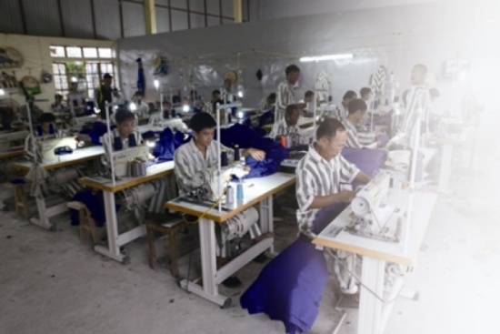 Các phạm nhân tại trại giam Nam Hà đang học nghề.
