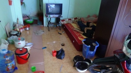 Bi giet vi... om vo ban ngu hinh anh