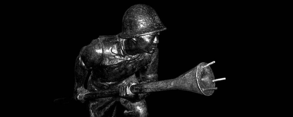 Hình ảnh chiến sĩ cảm tử quân cầm bom ba càng.