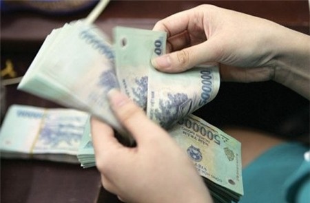 Cuu can bo cong an chiem doat tien, de doa nhan chung hinh anh