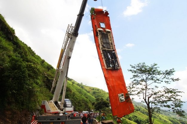 Dua xe khach bi nan len khoi vuc sau hinh anh