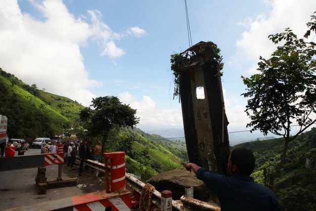 Sau vụ  tai nạn, phần nóc xe của xe Sao Việt đã bị bung khỏi thân xe, do nằm tại vị trí thuận lợi nên việc di chuyển bộ phần này khá dễ dàng. 