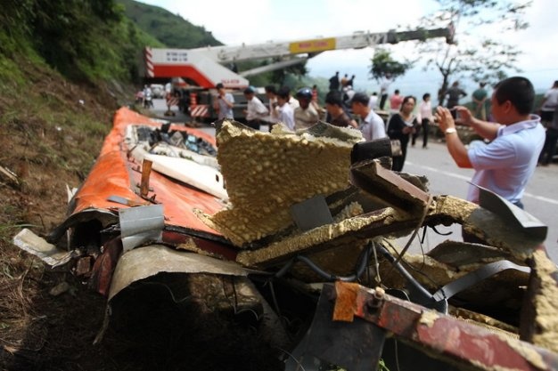 Phần nối giữa nóc xe và thân xe bị vỡ tung.