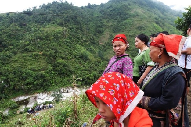 Nhiều người dân đến theo dõi công tác cứu hộ.