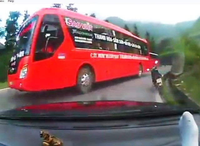 Clip khoanh khac xe Sao Viet suyt gay tai nan o Lao Cai hinh anh