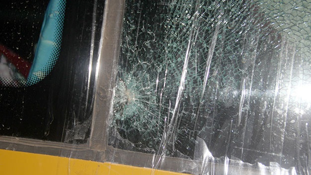 Nhieu xe khach lai bi nem da lien tiep o Tay Nguyen hinh anh