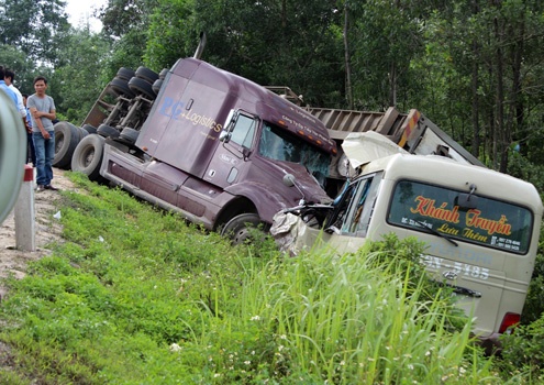 Xe container tong xe khach, 8 nguoi bi thuong hinh anh