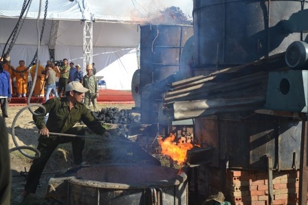 Những mẻ đồng đầu tiên đã được đưa vào lò đúc.