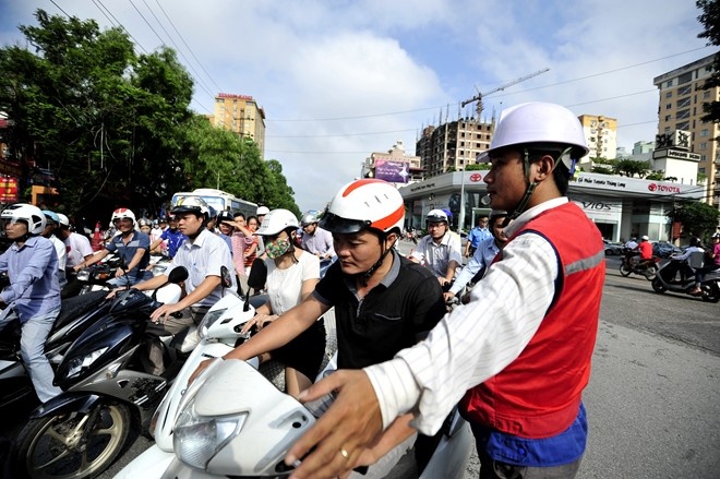 De xuat doi gio cam oto luu thong tuyen Cau Giay-Xuan Thuy hinh anh