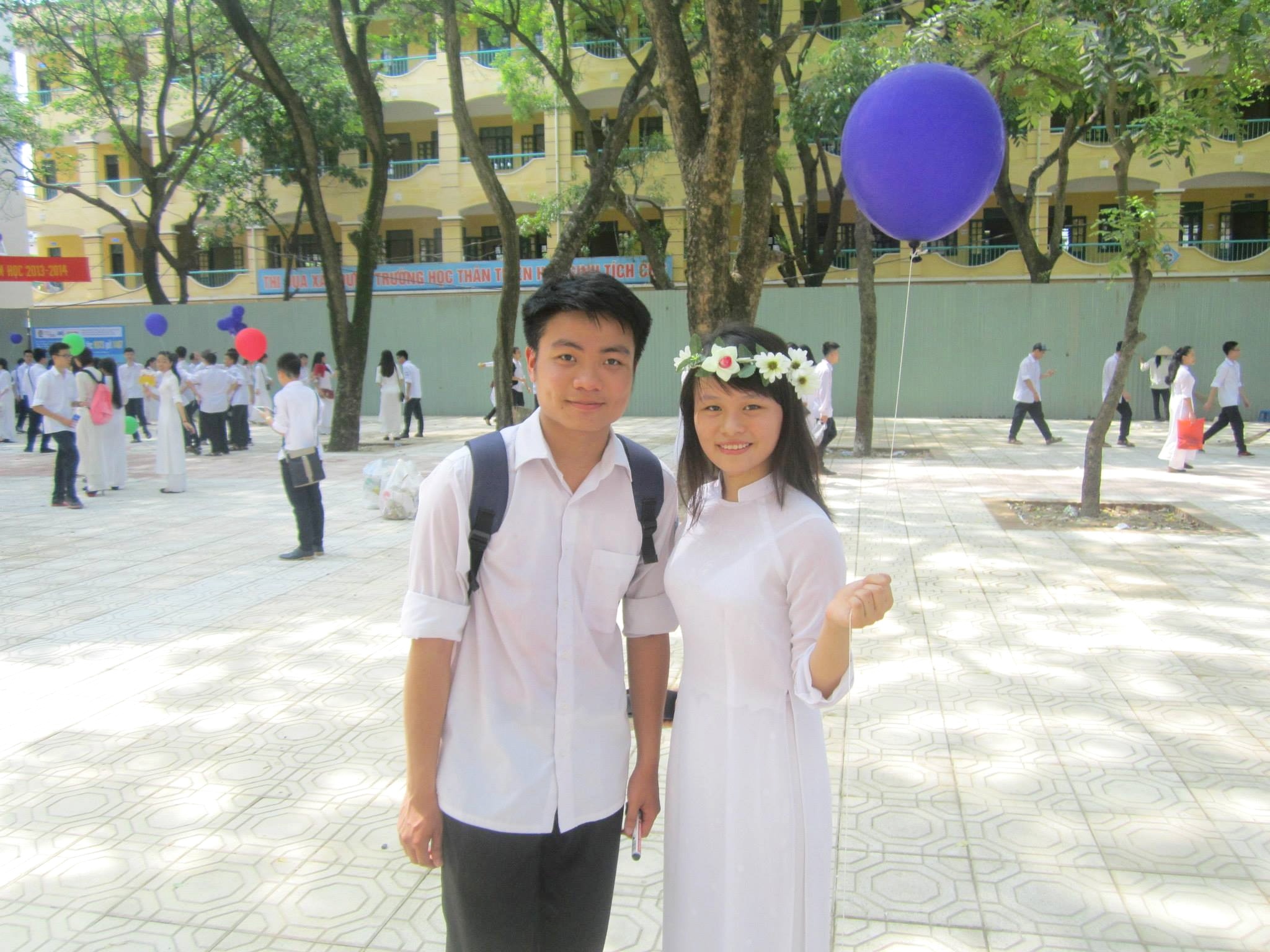 Vũ Trọng Nghĩa bên cạnh bạn trong ngày lễ tốt nghiệp.