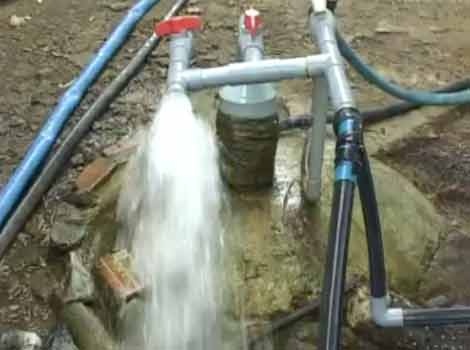 Giua mua han, phat hien gieng nuoc la tu phun trao hinh anh