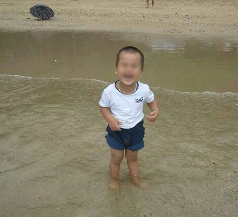 Chan dong nu y ta mang bau om con nhay song tu tu hinh anh