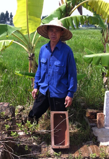 Chôn cất các hài nhi không được chào đời là nỗi ám ảnh với ông Thế.