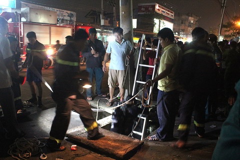 Tam mua, mot be trai bi nuoc cuon mat tich hinh anh