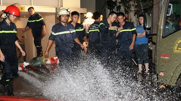 Sau cơn mưa kéo dài hơn 3 giờ đồng hồ, hàng loạt tuyến đường ở TPHCM biến thành sông. Nước từ ngoài đường chảy vào tầng hầm để xe của tòa nhà trên. Đến gần 18h55, toàn bộ tầng hầm bị nước dâng lên ngập sâu gần 1,5m. 