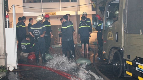 Bảo vệ tòa nhà gọi điện báo lực lượng cứu hộ - cứu nạn TPHCM. Nhận được tin báo, lực lượng cứu hộ - cứu nạn (Sở Cảnh sát PCCC TPHCM) đã phối hợp lực lượng cứu hộ - cứu nạn các quận Bình Thạnh, quận 3, quận Gò Vấp xuống hiện trường ứng cứu.